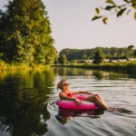 kobieta pływa w kole na jeziorze